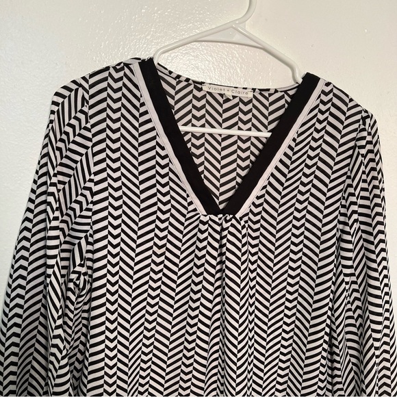 Violet & Claire V-Neck Blouse Black White Geometric - Picture 4 of 13